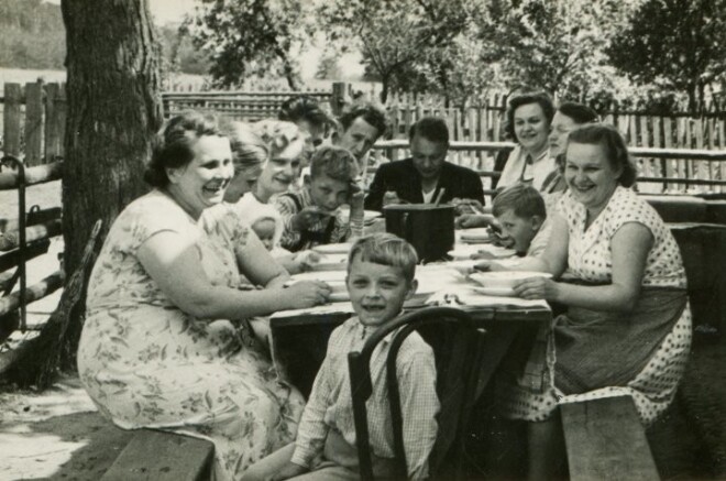 Viena no izklaidēm varētu būt radinieku atpazīšana senās fotogrāfijās. Vai mazie šajās bildēs atpazīs vectētiņu un viņa brāļus bērnībā?