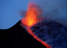 Etna ir arī Itālijas augstākā virsotne uz dienvidiem no Alpu kalniem. Vulkāna apkārtmērs ir 140 kilometri.