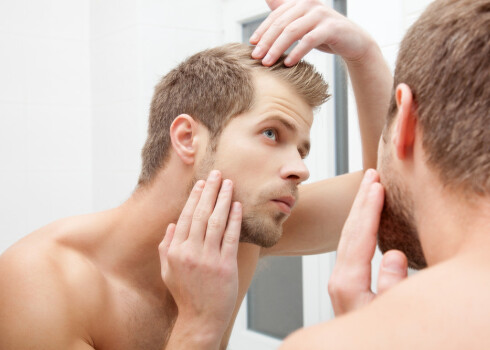 Vīriešiem matu izkrišana var sākties ap 30 gadu vecumu, savukārt sievietēm visbiežāk tā sāk izpausties aptuveni trīs gadus pēc klimaksa iestāšanās.