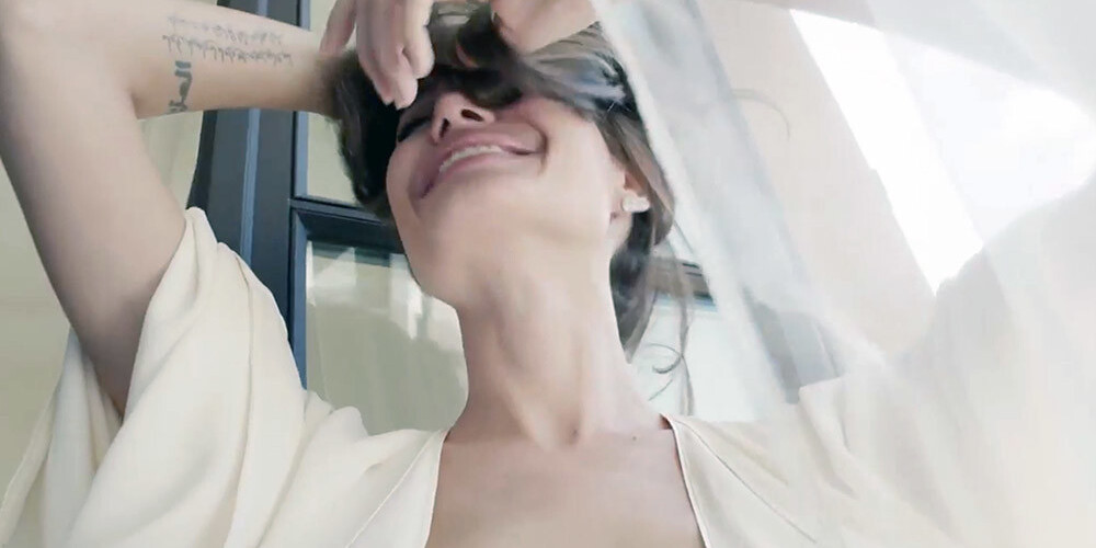 Анджелина Джоли снялась в чувственной рекламе духов