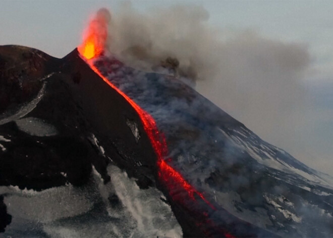 Etnas vulkāna izvirdums turpinās ar lavas stūklakām un iespaidīgu šovu. Drona VIDEO