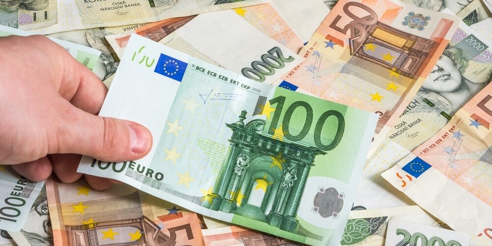 Люди успели съесть закуски, основное блюдо и употребить 30 бутылок крепкого алкоголя