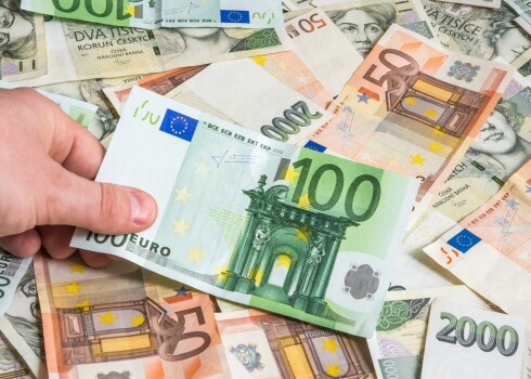 Люди успели съесть закуски, основное блюдо и употребить 30 бутылок крепкого алкоголя