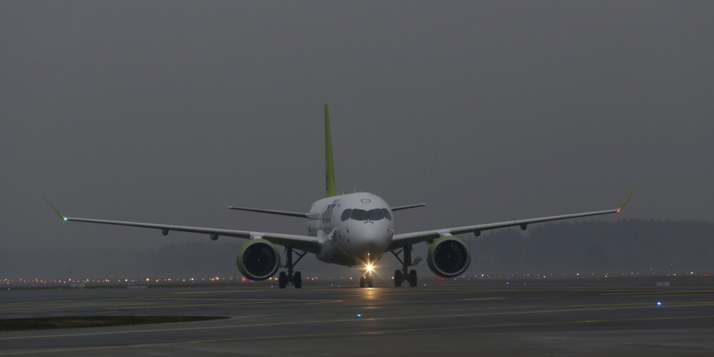 airBaltic lidmašīna.