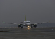 airBaltic lidmašīna.