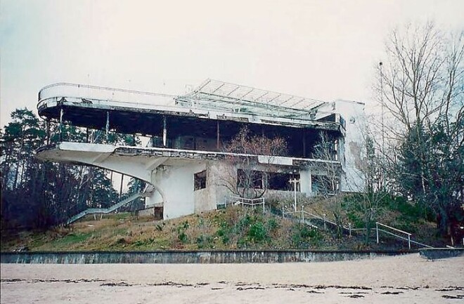 Deviņdesmitajos gados te divreiz plosījās ugunsgrēks, kura izcelsme nav noskaidrota. 2001.gadā Jūrmalas dome lika šo ēku nojaukt.