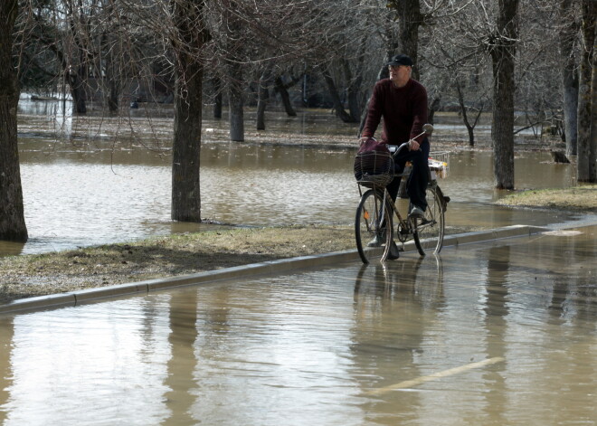 Daugavas ūdeņi šonakt no ārpasaules nošķīruši veselu ciemu; citviet vairākas mājas