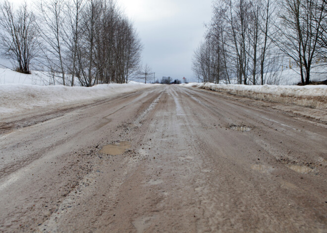 Bauskas novadā aicina izsludināt ārkārtas stāvokli grants autoceļu kritiskā stāvokļa dēļ