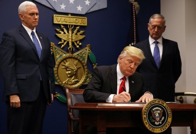 Donalds Tramps paraksta pārskatīto rīkojumu par imigrācijas ierobežošanu.
