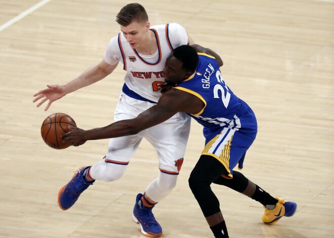 Porziņģa spožais sniegums neglābj "Knicks" no zaudējuma pret NBA līdervienību "Warriors". VIDEO