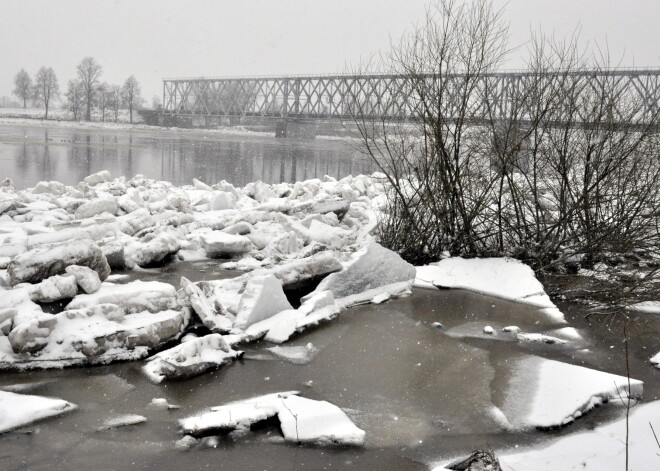 FOTO, kā tagad izskatās Daugava pie Daugavpils. Vēl nav nācis ledus no Baltkrievijas