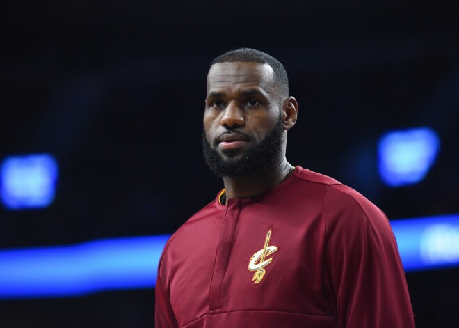 NBA zvaigzne Lebrons Džeimss emocionāli pateicas savai sievai