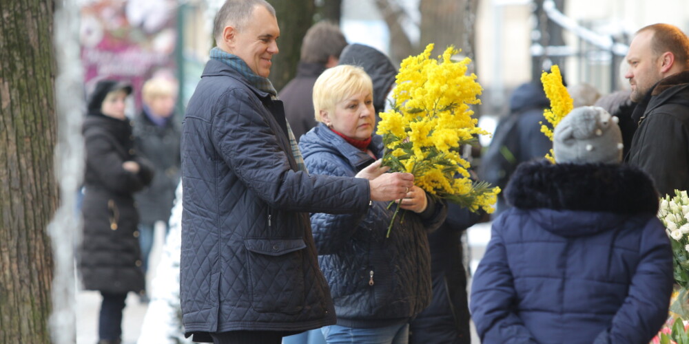 8. marta noskaņas pilsētā. Kungi pērk ziedus un steidzas pie dāmām. FOTO