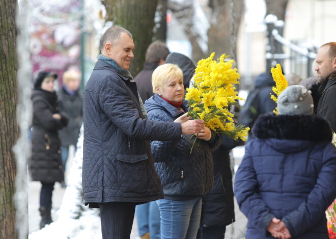 8. marta noskaņas pilsētā. Kungi pērk ziedus un steidzas pie dāmām. FOTO