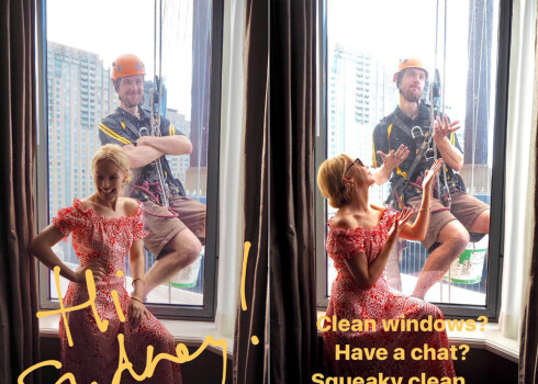 Popzvaigzne Kailija Minoga koķetē ar logu tīrītāju Sidnejas viesnīcā.