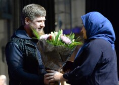 Čečenijas prezidents Ramzans Kadirovs  8.martā sveic iedzīvotāju.