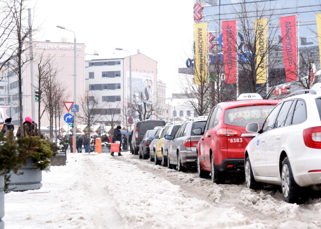 Policija Rīgā, pārbaudot 50 taksometrus, konstatē 51 pārkāpumu