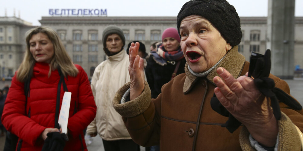 Piekāpjoties protestētājiem, Baltkrievija atļauj nemaksāt "parazītu" nodokli