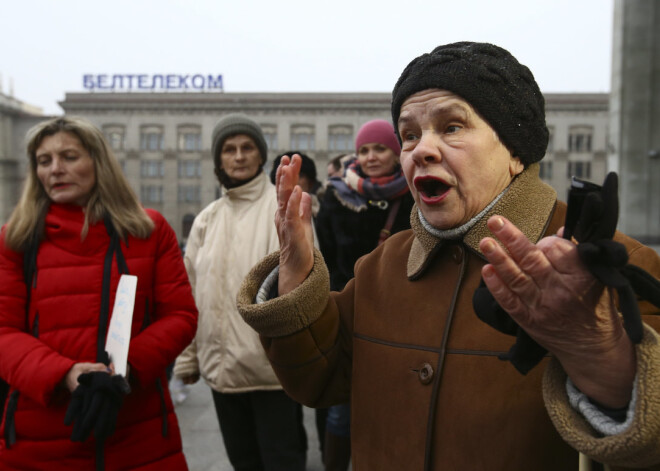 Piekāpjoties protestētājiem, Baltkrievija atļauj nemaksāt "parazītu" nodokli