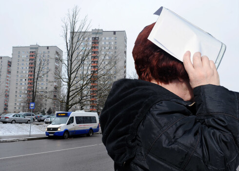 Tūkstošiem rīdzinieku – daudzdzīvokļu namu dzīvokļu īpašnieku - saņēmuši draudu vēstules, kurās pieprasīts nomaksāt it kā 8 gadus vecus zemes nomas parādus. Šie rēķini gan nav jāsteidz apmaksāt, jo pagaidām nav skaidrs, cik tie pamatoti un vai aprēķinātās summas ir adekvātas.