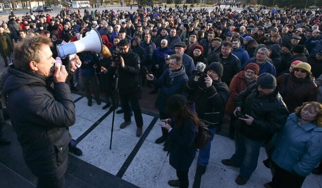 Labēji centriskās koalīcijas līderis Anatolijs Ļebedko piedalās nesankcionētā protesta akcijā Maladzječnā.