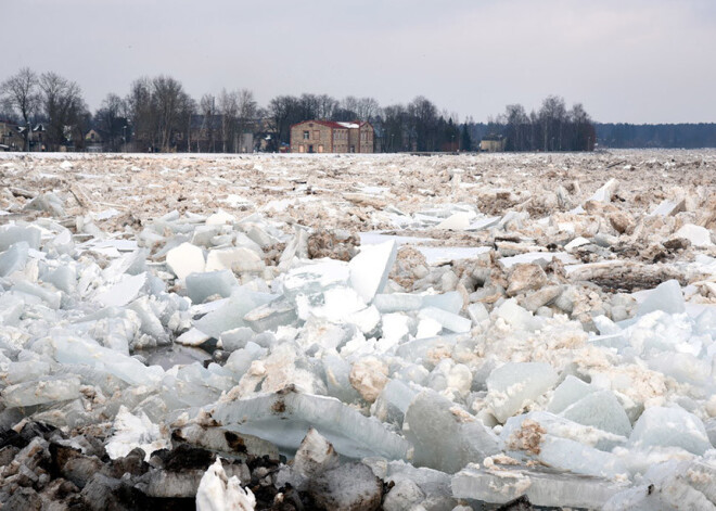 Valsts sola palīdzēt Pļaviņām novērst plūdu radītos zaudējumus. FOTO. VIDEO