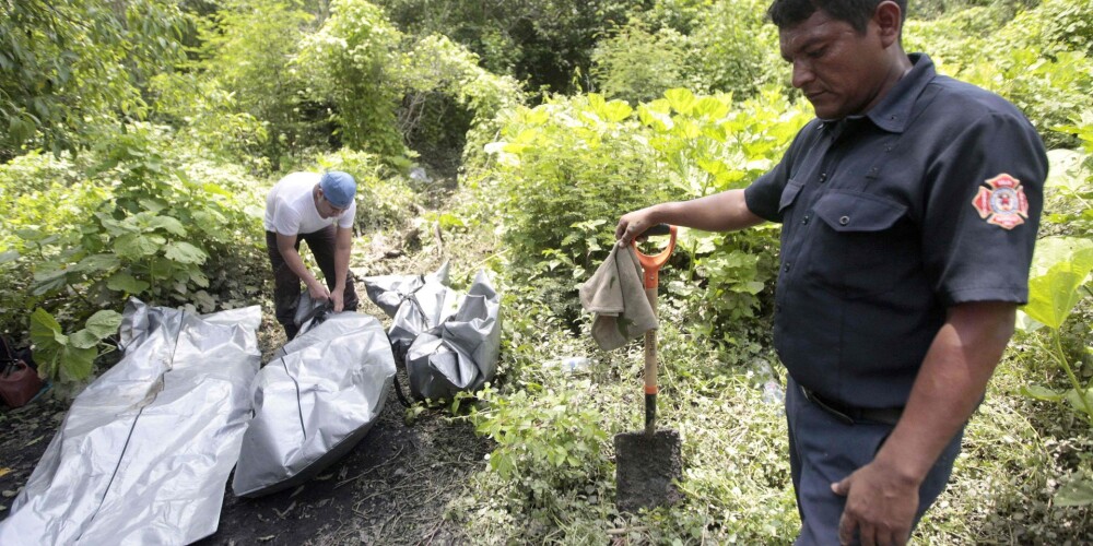 Meklējot savus pazudušos bērnus, mātes Meksikā atrod kapus ar simtiem līķu
