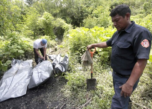 Meklējot savus pazudušos bērnus, mātes Meksikā atrod kapus ar simtiem līķu