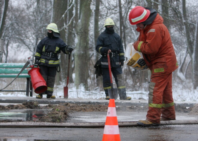 Viestura prospektā Rīgā uz asfalta 300 metru garumā izlīst degviela