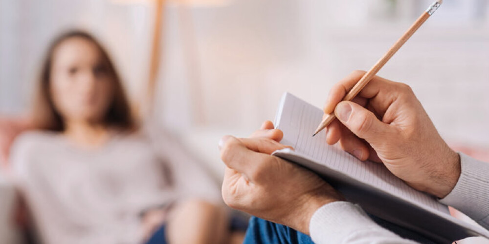 Krīzes situācijas var būt tuvinieka nāve, autoavārija, ugunsgrēks, smaga saslimšana, darba zaudējums, piedzīvotā vardarbība, šķiršanās un citas traģiskas dzīves situācijas.