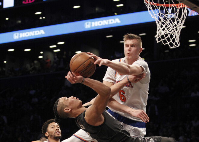 Porziņģim daudzpusīgs sniegums un ļoti iespaidīgs bloks; "Knicks" šoreiz zaudē pašiem vājākajiem. VIDEO