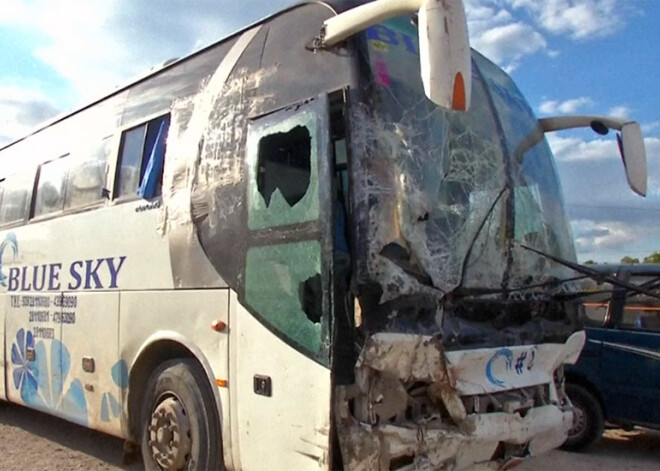 Autobusa vadītājs Haiti iebrauc cilvēku pūlī un mēģina aizbēgt, daudz mirušo