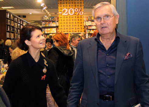 Pēdējā laikā Jānis Jurkāns sabiedrībā ik pa laikam iziet ar savu favorīti Lindu Apsi.