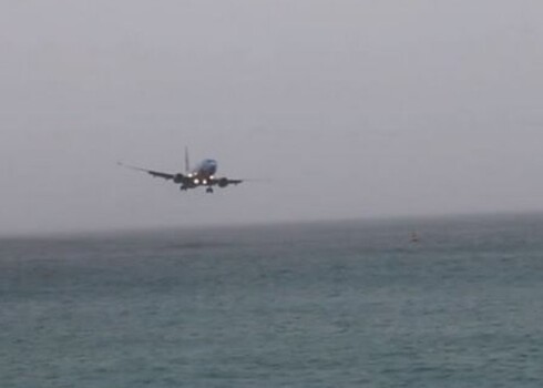 Самолет едва не рухнул в море при посадке в одном из самых опасных аэропортов мира