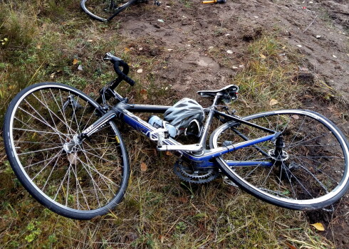 Velosipēdists smagā stāvoklī, bezsamaņā un ar smagiem ķermeņa ievainojumiem nogādāts slimnīcā.