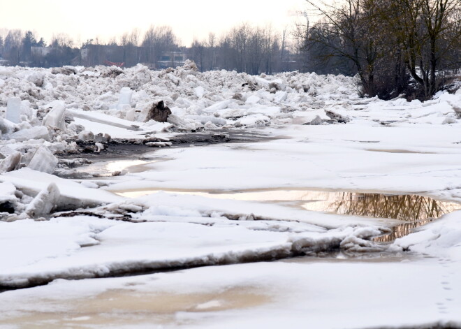 Daugavā ceļas ūdens līmenis; sākušas applūst Pļaviņas