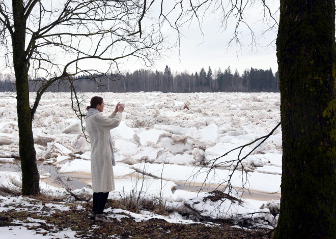 Ūdens līmenis Daugavā pazeminājies; situācija Pļaviņās kļuvusi mierīga