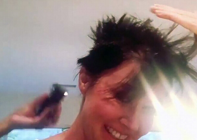 Šenona Dohertija pēc ķīmijterapijas atkal noskuj matus