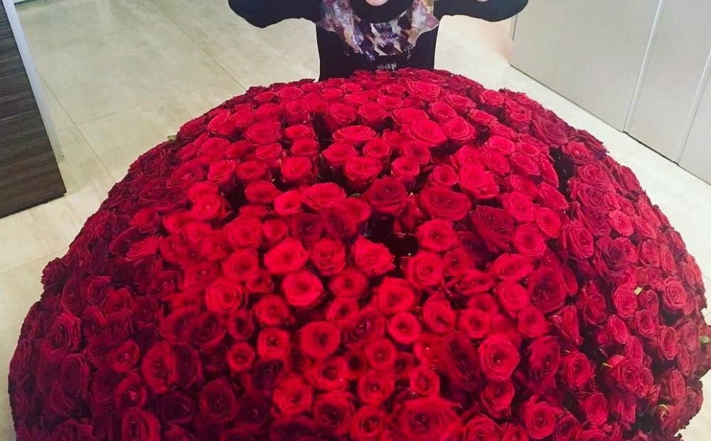 Крупная девушка старается сделать себе шикарный подарок Крупная девушка старается сделать себе шикарный подарок