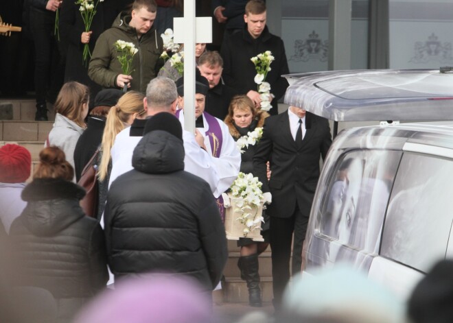 Simtiem cilvēku Lietuvā atvadās no noslepkavotās Ievas Strazdauskaites. FOTO