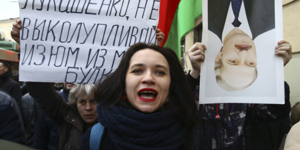 Tūkstošiem cilvēku Minskā protestē pret "parazītu" nodokli un aicina Lukašenko atkāpties