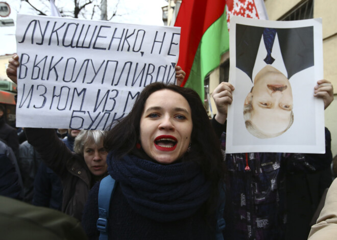 Tūkstošiem cilvēku Minskā protestē pret "parazītu" nodokli un aicina Lukašenko atkāpties