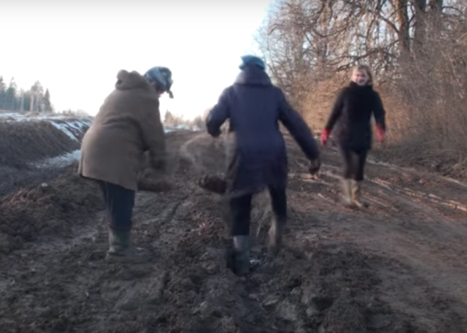 Lauku ļaudis neizbraucamajos ceļos jau jestri stāda kartupeļus