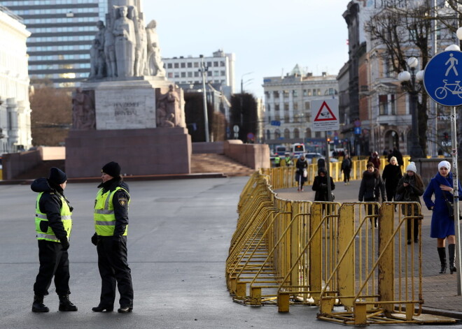 Šorīt situācija pie Brīvības pieminekļa ir mierīga - kārtību uzrauga daudzi likumsargi, no kuriem dažiem līdzi ir arī policijas suņi.