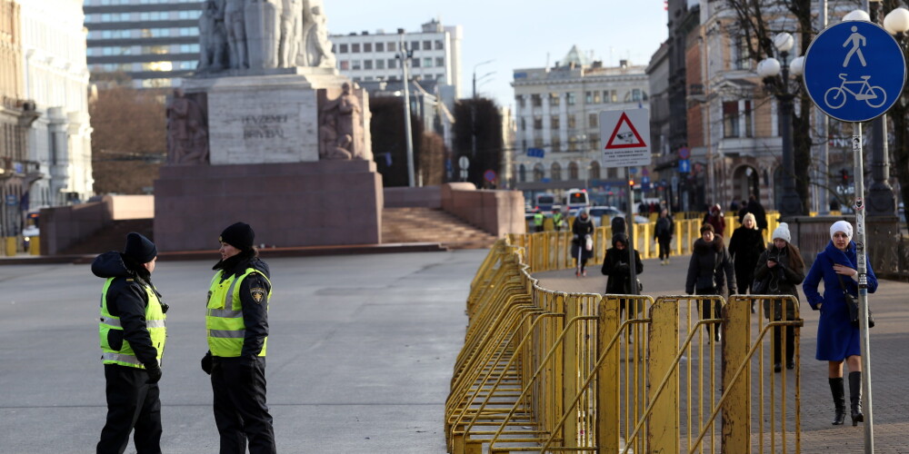 Norobežojumi un policija pie Brīvības pieminekļa.