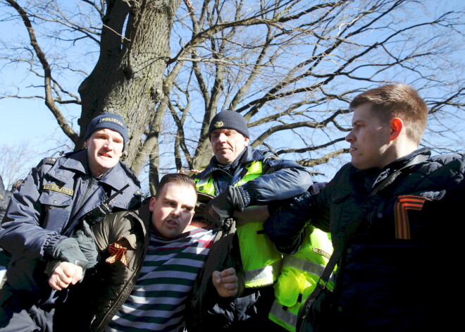 Policija Leģionāru piemiņas dienas gājiena laikā aiztur divus vīriešus