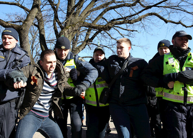 Valsts policija leģionāru piemiņas gājiena laikā aizturējusi piecus cilvēkus. Jaunākie FOTO