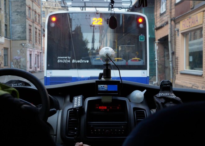 Sabiedriskajā transportā atrasta bezvēsts pazudusi 16 gadus veca meitene