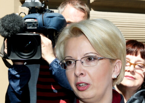 Mūrniece televīzijai teica, ka "diemžēl" nevar sniegt sīkāku informāciju, taču tiekot apsvērta iespēja par naudas piedzīšanu no remonta veicējiem.