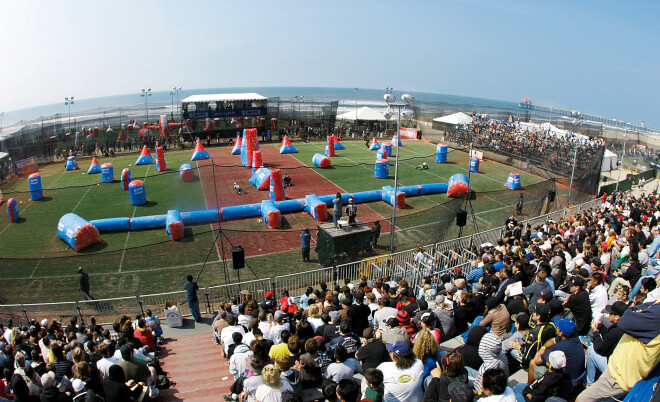 Sporta peintbola spēles norisinās standarta laukumā ar noteiktu piepūšamo šķēršļu izvietojumu.